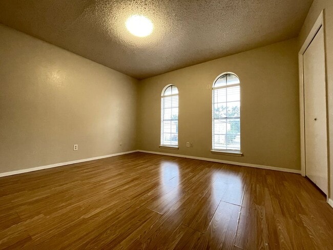 Building Photo - Affordable 2/1