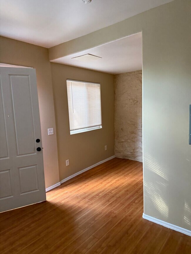 Building Photo - 2071 Vista Del Mar Ave