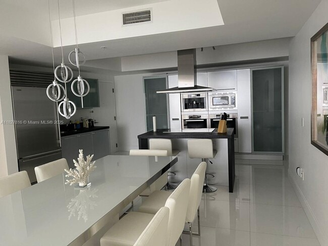 Building Photo - 18201 Collins Ave