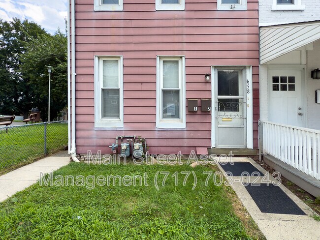 Building Photo - 658 Walnut St