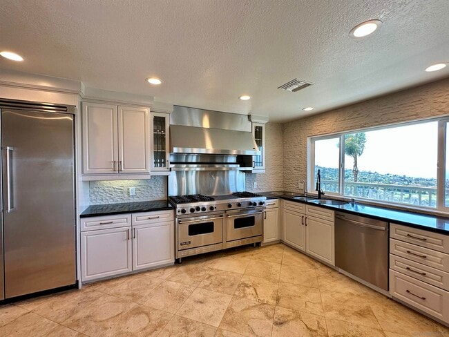 Building Photo - 6920 Country Club Dr