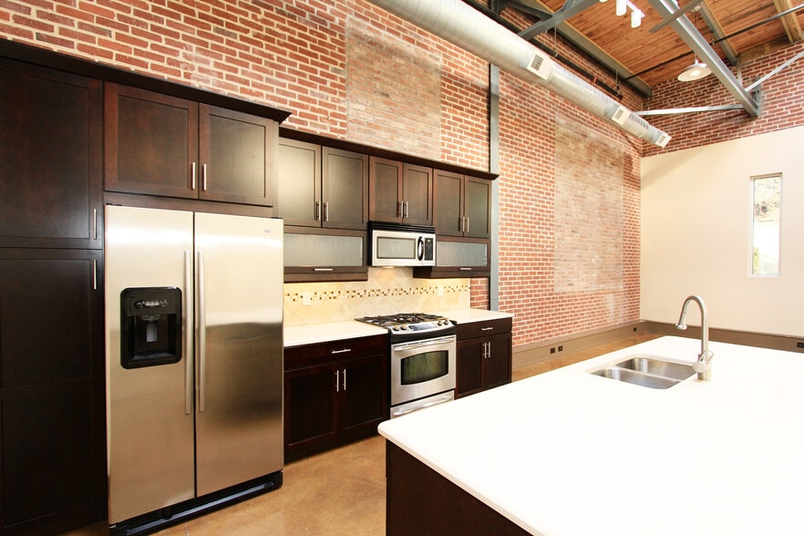 Building Photo - 713 S Central St