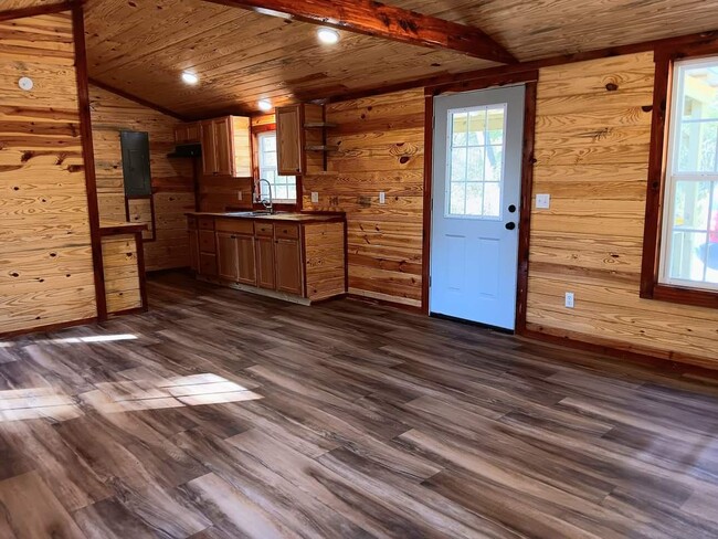 Building Photo - 10827 MS-15