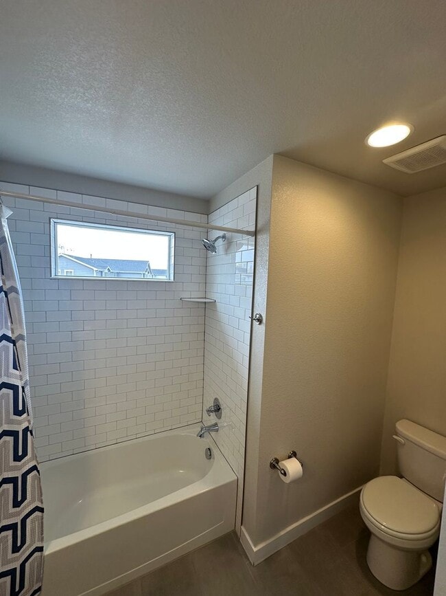 Building Photo - Amazing 3 bedroom townhome in Windsor!