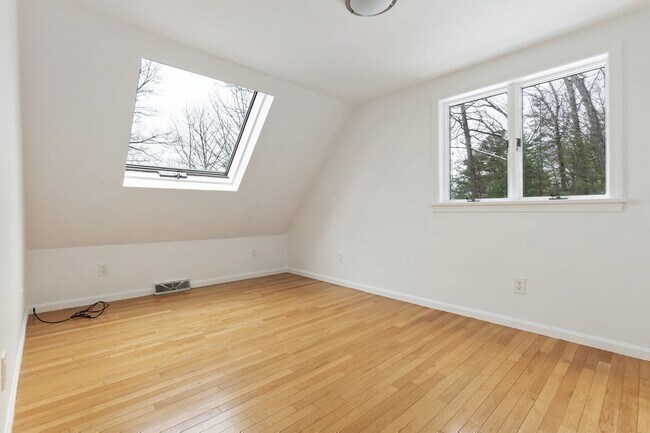 Building Photo - 47 Lake St