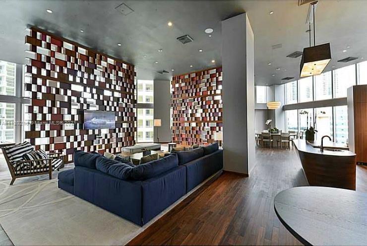 Building Photo - 1300 Brickell Bay Dr