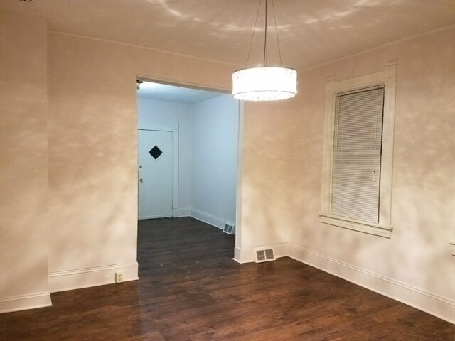 Building Photo - 3 Bedroom 2 Full Bath TownHouse with 2 car tandem  Parking for Rent