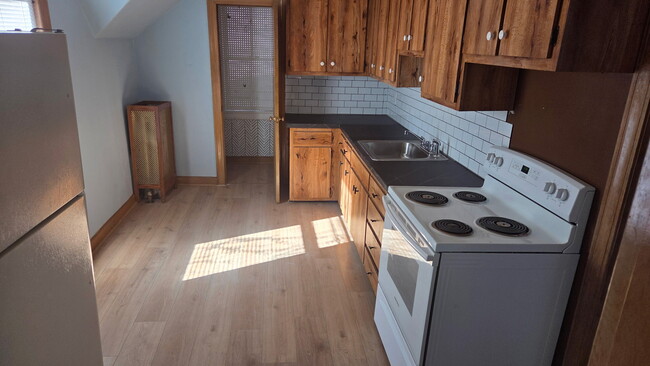 Building Photo - 12 Crown St