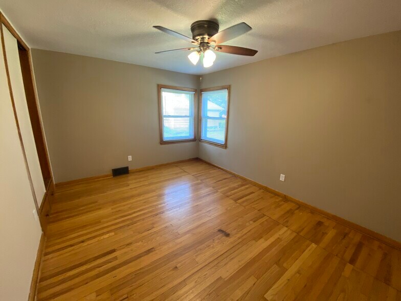 Bedroom - 1305 Vine St