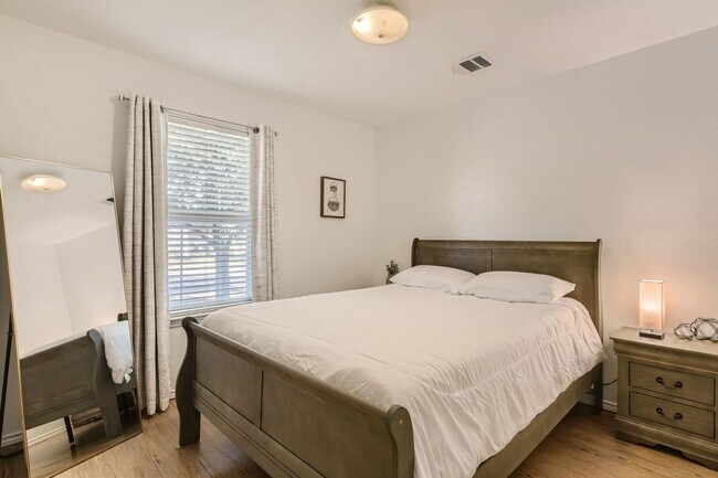 Building Photo - Fully Furnished 3 Bedroom near Greenbelt in Southeast Austin- Easy Access to 35!