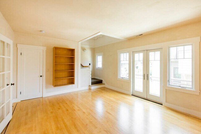 Building Photo - Balcony & Gas Fireplace: Sunny Apartment i...