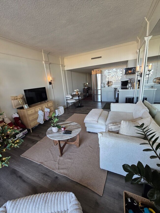 Building Photo - 14L