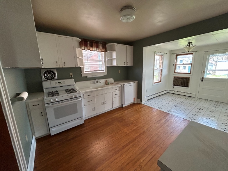 Building Photo - 318 E Middle St