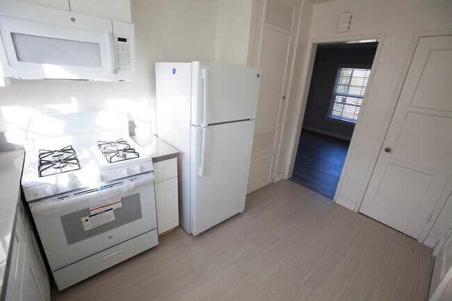 kitchen in 3538 1/2 unit - 3536 W Adams Blvd
