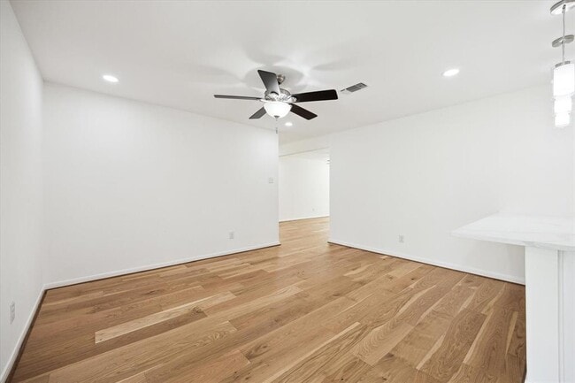 Building Photo - 5602 Hialeah Dr