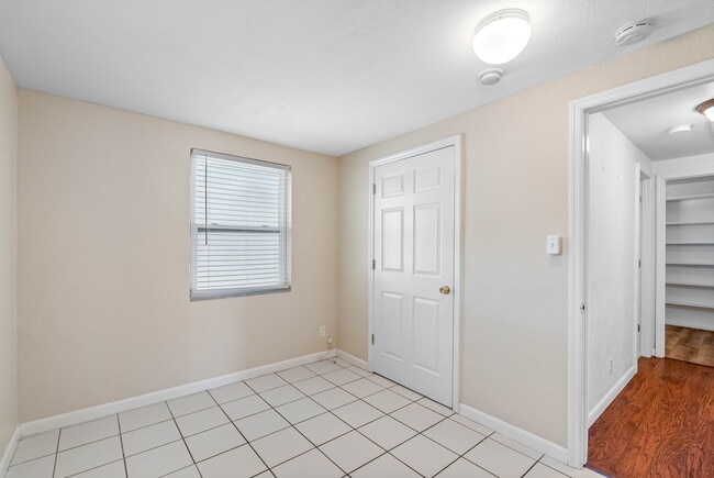 Building Photo - Lovely Largo Home
