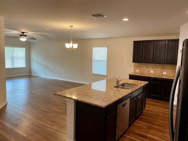 Building Photo - Fantastic Amenities ~ 4/2 Single Story w/ Refrigerator/Washer/Dryer Included ~