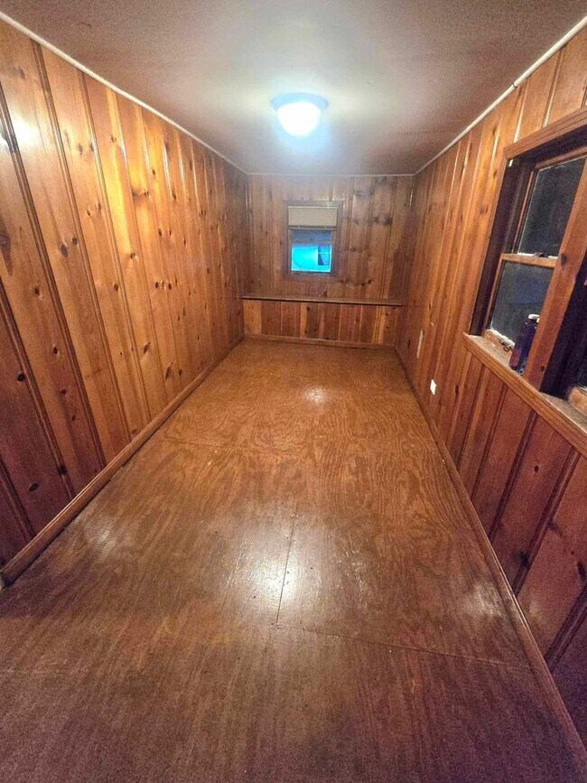 Building Photo - 3 bedroom & 1 bath located in Southside