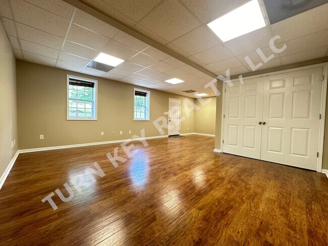 Building Photo - 110 Clay Dr