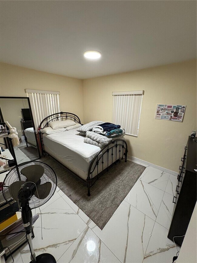 Building Photo - 1655 NE 175th St