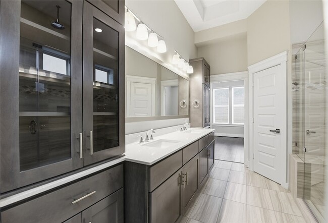 Building Photo - 819 Algona Ave