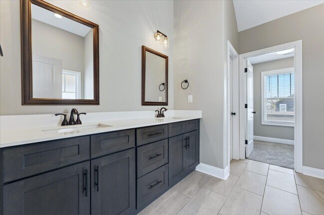 Building Photo - Pet Friendly Four Bedroom with Bonus!