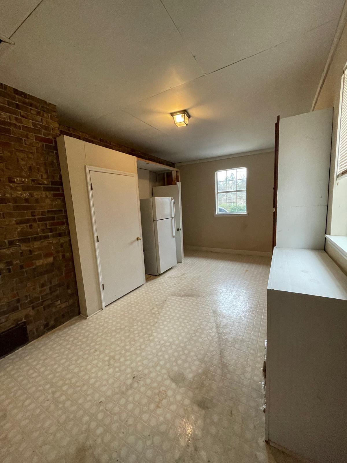 Bonus Room (Storage space, shelves, extra refrigerator) - 1936 Ashmore Ave