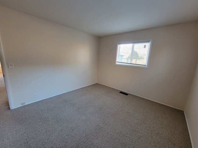 Building Photo - 4 bed, 2 bath, 2 car garage