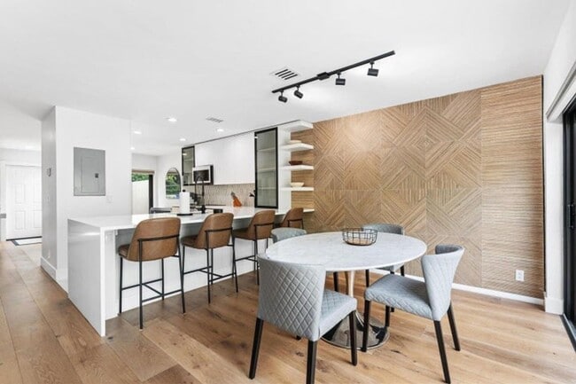 Building Photo - 5610 S Ocean Blvd