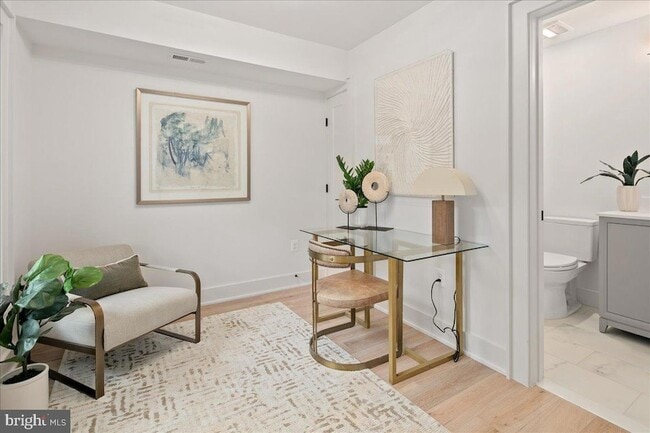 Building Photo - 911 N Irving St