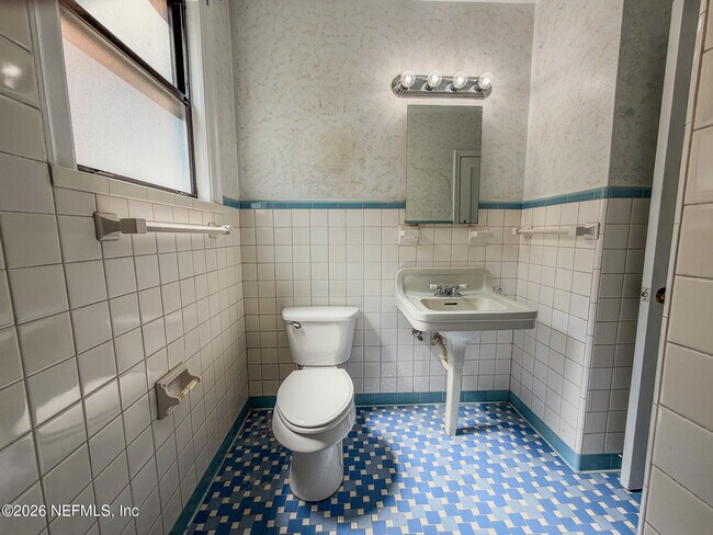 Building Photo - 1733 River Rd