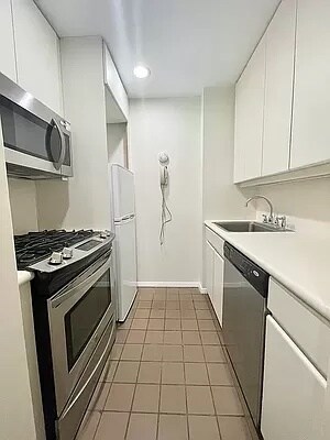 Building Photo - 100 United Nations Plaza