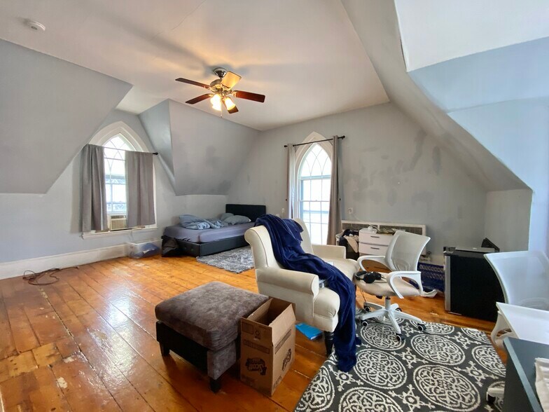 Building Photo - 139 Hillside St