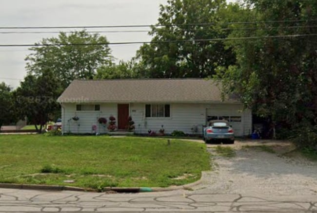 Primary Photo - 4 Bedroom, 2 Bathroom Walking Distance to ...