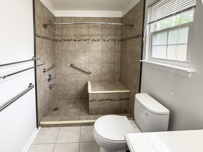 Building Photo - LOVELY STRAWBRIDGE HOME FOR RENT!!!