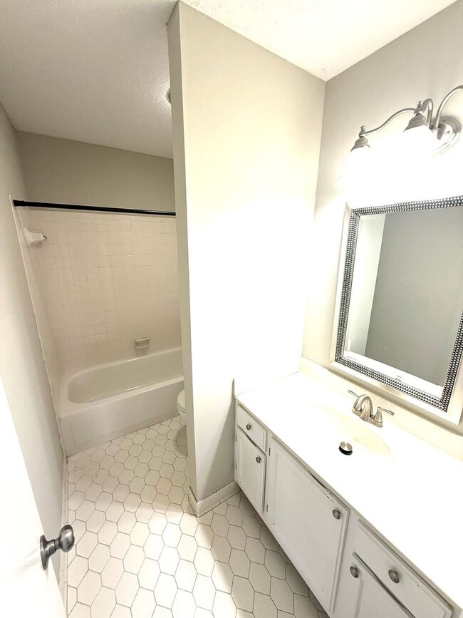 Building Photo - ** Newly renovated 4 bed 2 bath home in Bell Meadows **  Call our self showing number to Schedule...