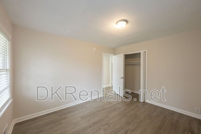 Building Photo - 2058 River Rd