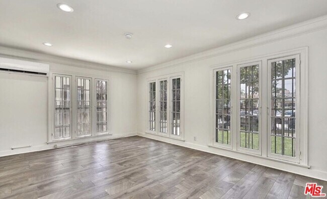 Building Photo - 734 S Gramercy Pl