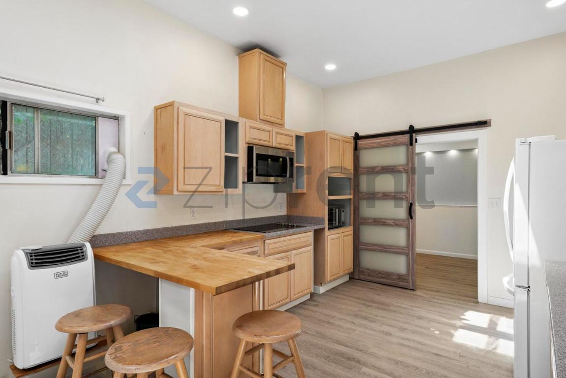 Building Photo - Unit B