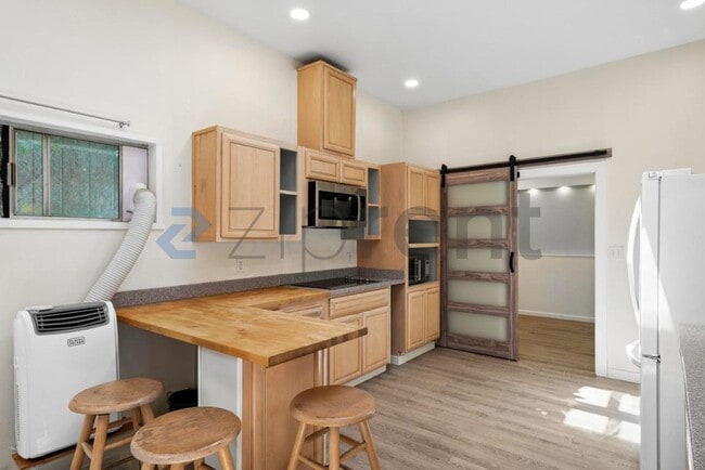 Building Photo - Unit B