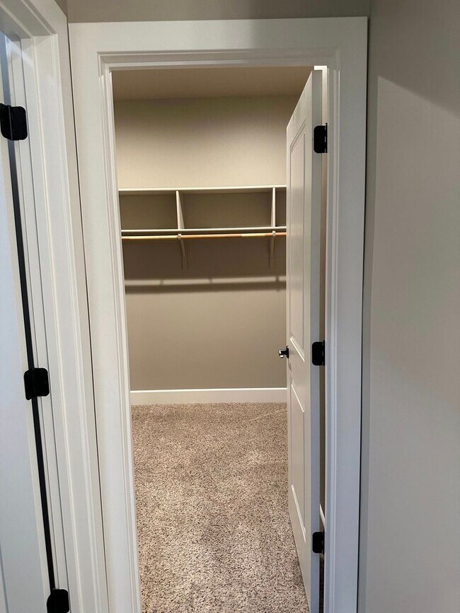 Building Photo - 4 Bedroom 2.5 Bath Foresthill rental oppor...