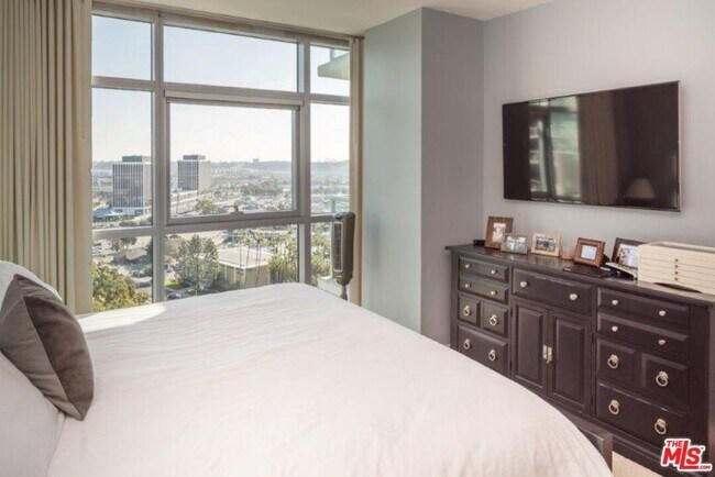 Building Photo - 13700 Marina Pointe Dr