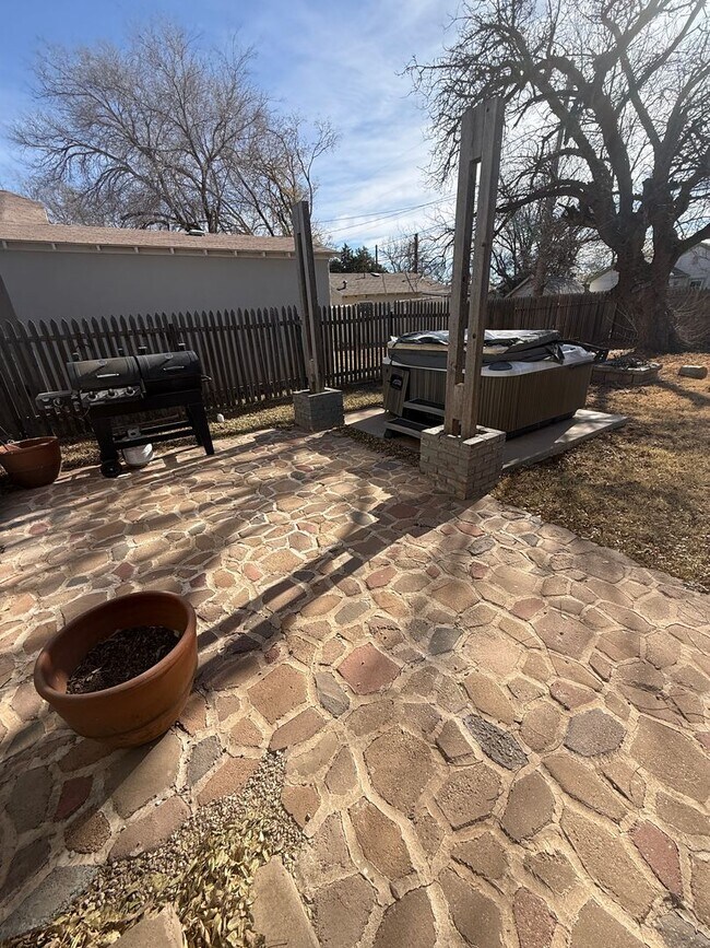 Building Photo - Available NOW!! 2/1 in South Overton