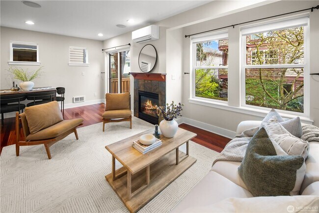 Building Photo - Downtown Ballard 3 bd 2.5 bath townhome in Great School district and minutes to Ballard Locks
