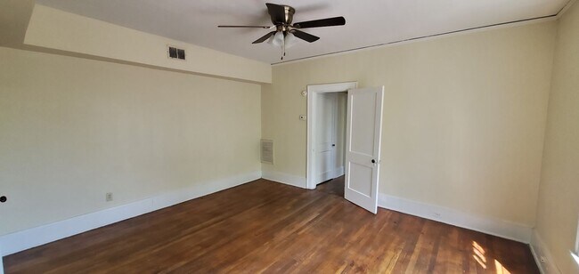 Building Photo - 416 N Cedar St