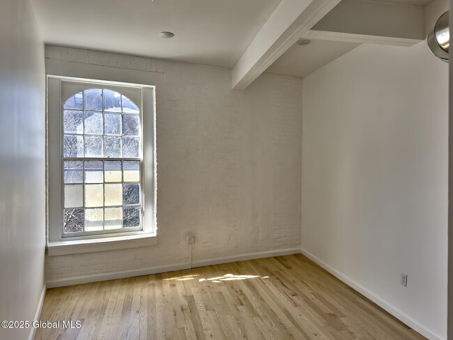 Building Photo - 145 River St