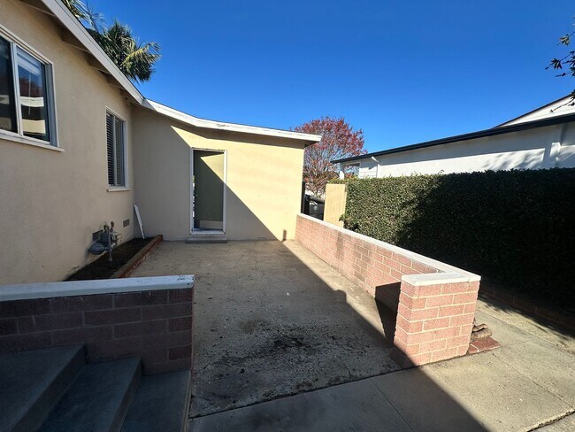Building Photo - 3 BEDROOM/1 BATH HOUSE IN SOUTHWOOD RIVIERA TORRANCE