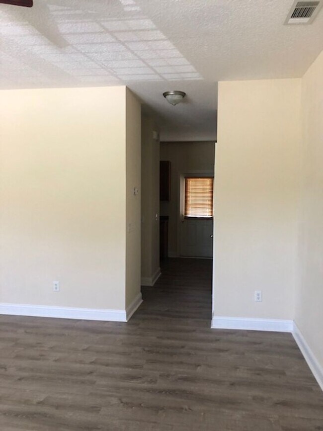 Building Photo - 323 Laurel Oak Ln