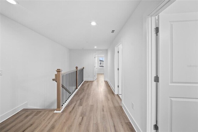 Building Photo - 1856 Crowncrest Dr