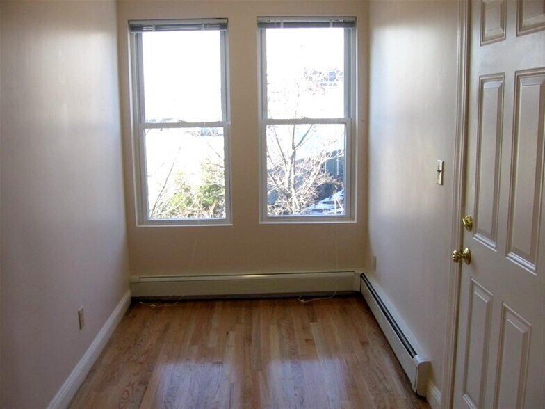 Building Photo - 344 Putnam Ave